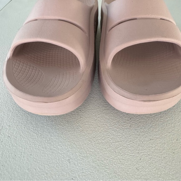 Oofos Women's Oomega Ooahh Slide Platform Sandal Pink Size 11 - Picture 4 of 9